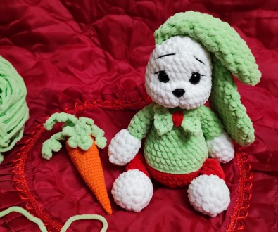 Милий ніжний зайчик хлопчик з довгими вушками, з морквою, в´язаний гачком.. . фото 2
