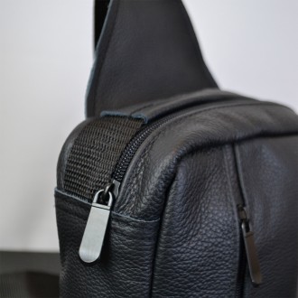 Мужская черная сумка-слинг из натуральной кожи – элегантный и практичный аксессу. . фото 12