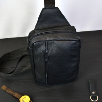 Мужская черная сумка-слинг из натуральной кожи – элегантный и практичный аксессу. . фото 7