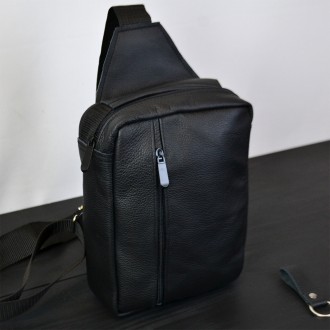 Мужская черная сумка-слинг из натуральной кожи – элегантный и практичный аксессу. . фото 6