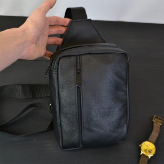 Мужская черная сумка-слинг из натуральной кожи – элегантный и практичный аксессу. . фото 10