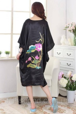 Элегантное атласное платье кимоно с разрезиками по бокам, уютное и роскошное для. . фото 4