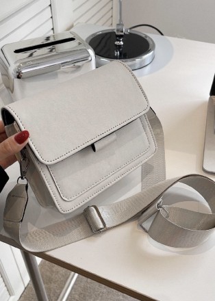 
Женская сумочка кросс-боди на один отдел с серебряной фурнитурой
Размеры - 20х7. . фото 6