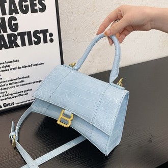 
Женская сумочка в стиле рептилии на один отдел с фурнитурой золотого цвета
Пара. . фото 3