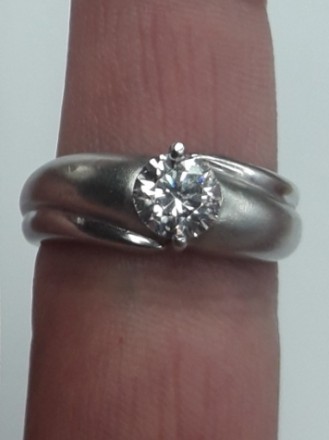 Серебряное кольцо с одним большим камушком (хрусталь).
Шинка сделана с сочетани. . фото 2