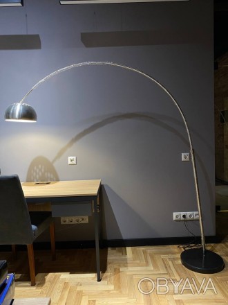 Современный напольный торшер под лампочку отлично впишется в кухню-студию или в . . фото 1