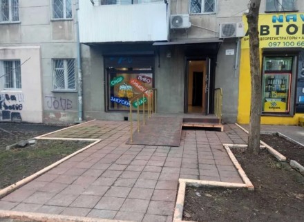 Сдам фасадное помещение под магазин, кафе, офис, аптеку и т.д. 
Площадь - 33 м2 . Киевский. фото 2