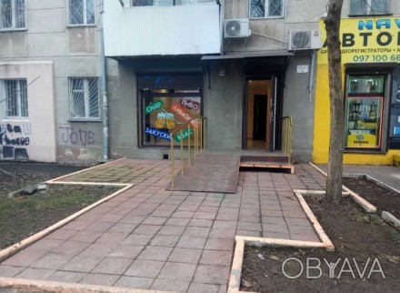 Сдам фасадное помещение под магазин, кафе, офис, аптеку и т.д. 
Площадь - 33 м2 . Киевский. фото 1