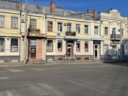 Продажа торговой недвижимости, центр г.Полтава, 
Фасад помещения выходит на пере. . фото 3