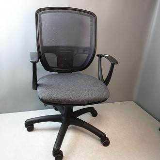 Крісло для персоналу BETTA призначене для активних працівників сучасних офісів.
. . фото 2