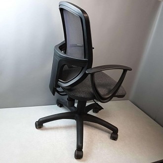 Крісло для персоналу BETTA призначене для активних працівників сучасних офісів.
. . фото 3