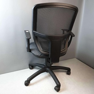 Крісло для персоналу BETTA призначене для активних працівників сучасних офісів.
. . фото 4