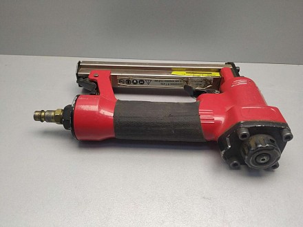 Степлер пневматичний InterTool PT-1610 призначений для кріплення тканини до фане. . фото 5