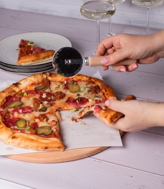 Чтобы внешний вид приготовленной пиццы не испортил кухонный нож, домохозяйка мож. . фото 5