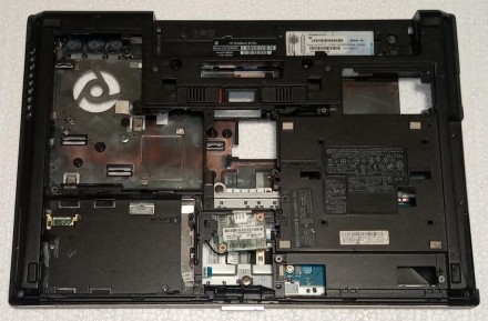 Низ корпуса з ноутбука HP EliteBook 8470p (поддон та палмрест в зборі)

Стан н. . фото 3