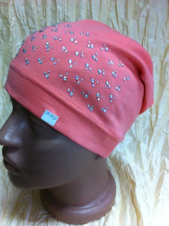  Стильна демісезонна рожева шапочка з нахилом назад.. Модель прикрашена камінцям. . фото 2