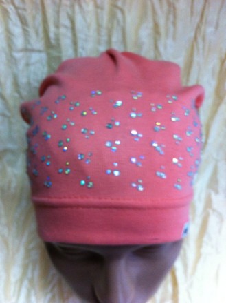  Стильна демісезонна рожева шапочка з нахилом назад.. Модель прикрашена камінцям. . фото 3