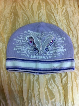  Симпатична одинарна, бавовняна шапка для дівчинки, з метеликом у каменях. В так. . фото 4