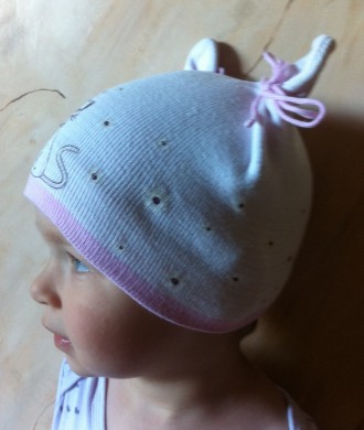  Симпатична одинарна, бавовняна шапка для дівчинки, з вушками з малюнком Шапочка. . фото 4