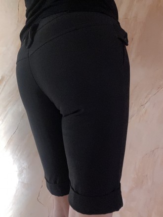 Чёрные классические женские стрейчевые шорты средней посадки .Длина: до колена .. . фото 2