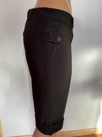 Чёрные классические женские стрейчевые шорты средней посадки .Длина: до колена .. . фото 3