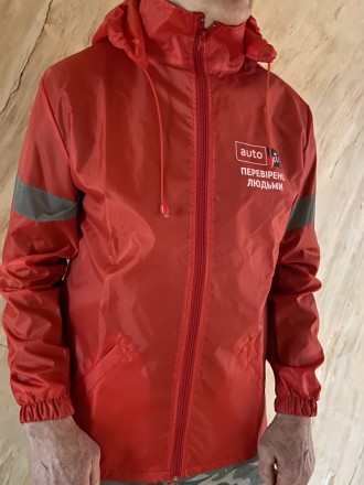 Куртка ветровка мужская одинарная с капюшоном из красной не промокаемой и не про. . фото 2