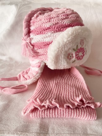 Очень красивый нежный детский зимний комплект - шапочка + шарфик розового цвета.. . фото 3
