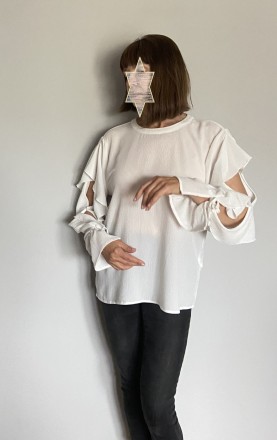 
Однотонна жіноча блузка молочного кольору вільного рівного крою з довгим рукаво. . фото 2