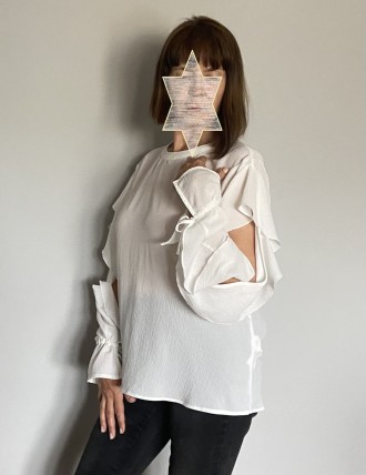 
Однотонна жіноча блузка молочного кольору вільного рівного крою з довгим рукаво. . фото 3