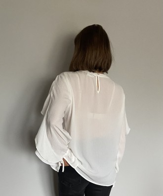 
Однотонна жіноча блузка молочного кольору вільного рівного крою з довгим рукаво. . фото 4