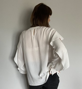 
Однотонна жіноча блузка молочного кольору вільного рівного крою з довгим рукаво. . фото 5