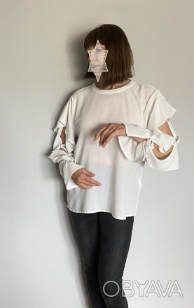 
Однотонна жіноча блузка молочного кольору вільного рівного крою з довгим рукаво. . фото 1