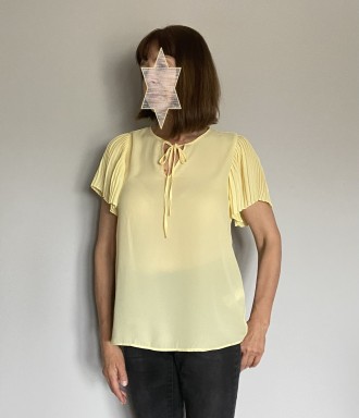 
Жовта літня блузка з коротким плісированим рукавом із шифону гарної якості. Роз. . фото 3