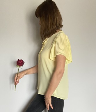 
Жовта літня блузка з коротким плісированим рукавом із шифону гарної якості. Роз. . фото 5