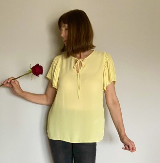 
Жовта літня блузка з коротким плісированим рукавом із шифону гарної якості. Роз. . фото 2