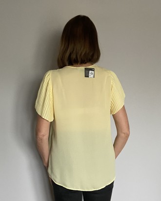 
Жовта літня блузка з коротким плісированим рукавом із шифону гарної якості. Роз. . фото 4