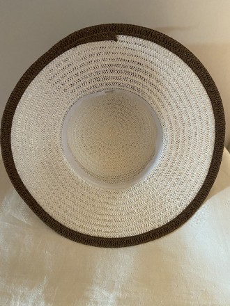 Літній білий капелюх із середніми крисами завширшки 10 см із коричневою стрічкою. . фото 3
