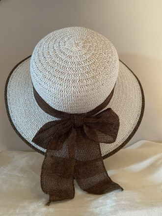Летняя белая шляпа с средними полями шириной 10 см с коричневой лентой и коричне. . фото 2