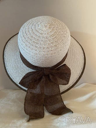 Летняя белая шляпа с средними полями шириной 10 см с коричневой лентой и коричне. . фото 1