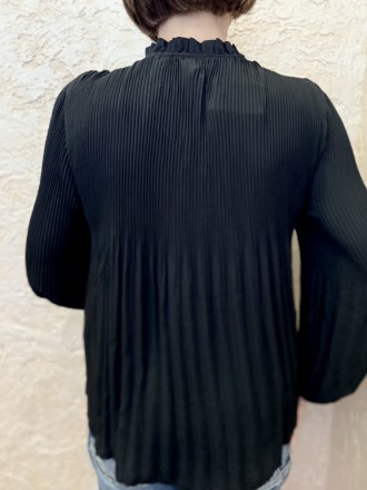 
однотонна чорна жіноча блузка з плісированого шифону різної фракції (вузької та. . фото 4