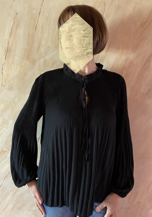 
однотонна чорна жіноча блузка з плісированого шифону різної фракції (вузької та. . фото 3