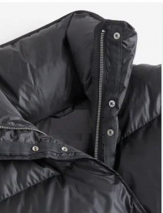 Стильна зимова куртка-пуховик тільки чорна з високим коміром, з кишенями на блис. . фото 5