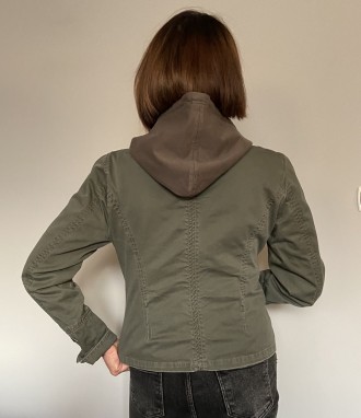 
Размер только 40 евро (46 укр) .Женская куртка -ветровка цвета хаки из джинса (. . фото 3