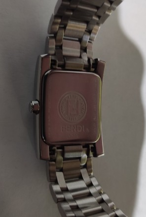 Оригинальное женские швейцарские часы Fendi 7000L в очень хорошем состоянии.. . фото 4
