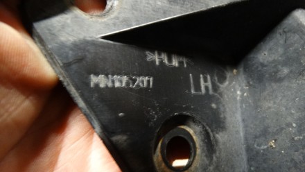 Ліве кріплення переднього бампера на Mitsubishi Colt MN105207 направляючі
Відпр. . фото 7