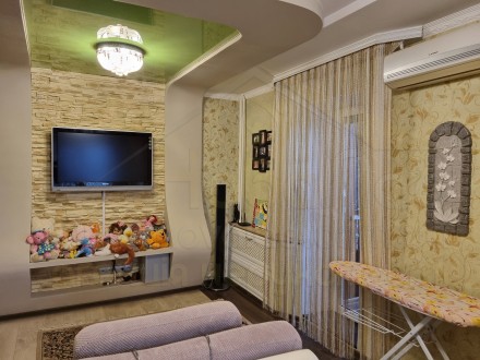 2 кімнатна квартира 63 м2  на 3 поверсі з дизайнерським ремонтом + гараж
Кварти. Александровка. фото 2