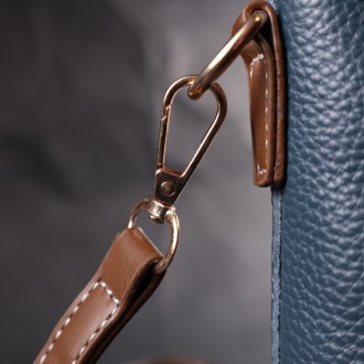 Оригінальна, стильна сумка синя сумочка на плече шкіряна вертикальна з коричневи. . фото 10