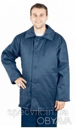 Куртка ватяна прямого покрою із застібкою на гудзики. Внизу дві накладних кишені. . фото 1