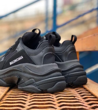 Кроссовки мужские черные Balenciaga Triple S (03340) 
Легендарная модель обуви Б. . фото 3