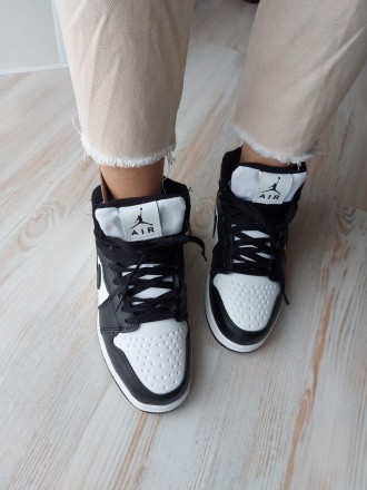 Кроссовки женские зимние черно-белые Nike Air Jordan 1 
Зимние женские кроссовки. . фото 8